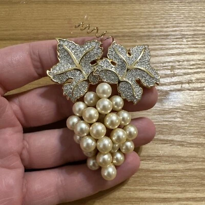 Broche prendedor firmado por Swarovski uvas chapadas en oro con cristales y perlas Foto 1 de 4
