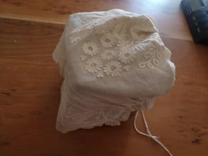 beau Bonnet ancien avec broderies sur linon  , dentelle sur tulle - Picture 1 of 7