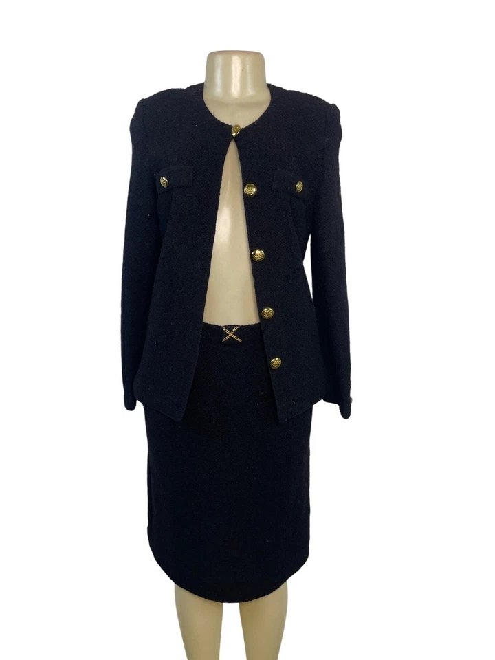 Traje falda bouclé negra vintage con detalles de botones dorados Foto 1 de 4