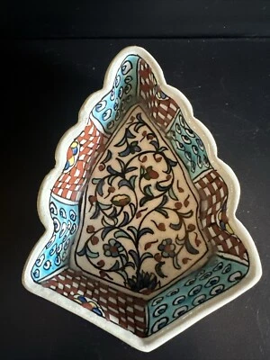 Антикварное/винтажное османское блюдо в форме листа Iznik Kutahya с цветочным дизайном  - Изображение 1 из 4