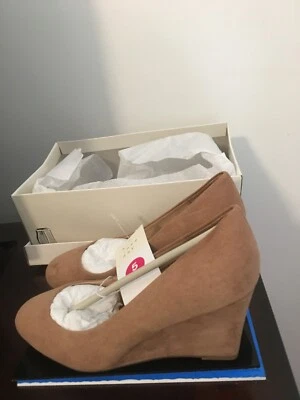 BRAND NEW WOMEN'S SIZE 5 WIDE A NEW DAY FAUX SUEDE TAN WEDGE HEELS (NEW IN BOX) - Image 1 of 4