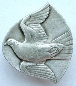 USSR SOVIET PIN BADGE. PIGEON. UKRAINIAN SOCIETY OF HUNTERS AND FISHERMEN (BACK) - Picture 1 of 6