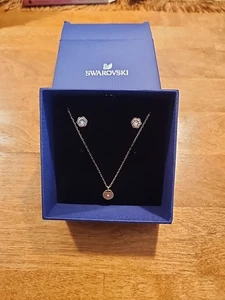 NUEVO EN CAJA Conjunto de collar y pendientes colgantes Swarovski oro CRY/ROS 5548069 NUEVO - Imagen 1 de 8