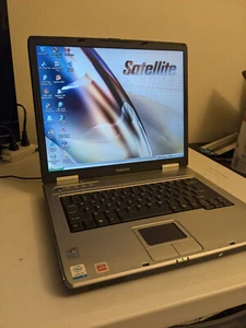 Toshiba Satellite L25-S1192 computer portatile - Windows XP, 1 GB RAM, Celeron M 370 - Foto 1 di 6