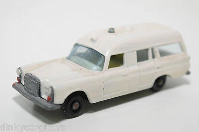 MATCHBOX LESNEY 3 MERCEDES BENZ BINZ AMBULANZA OTTIMA RIVERNICIATURA - Immagine 1 di 4