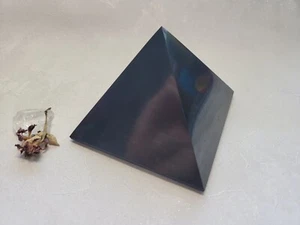 Schungit-Pyramide 10 cm poliert aus Karelien - Bild 1 von 2