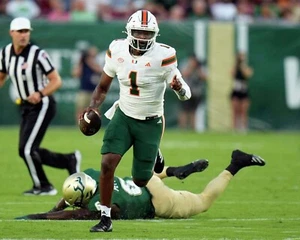 Foto de fútbol americano Cam Ward Running Action Miami Hurricanes 8x10 NCAA - Imagen 1 de 1