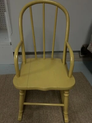 Mecedora infantil antigua con respaldo moñado 1926. Madera maciza. Rocker Hecho en EE. UU. Foto 1 de 4