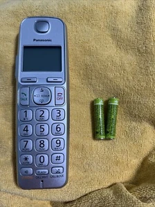 Panasonic KX-TGEA40 S Replacement Silver/White Cordless Phone Handset - Zdjęcie 1 z 4