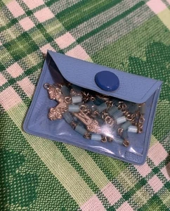 ❤️ROSARIO VINTAGE BLU ottica BLU PERLINE e CUSTODIA a scatto in plastica anni '50 GIAPPONE - Foto 1 di 8