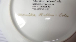 RARO PIATTO MOBILE DA COLLEZIONE ORIGINALE FIRMATO DALL'ARTISTA MONIKA HELLER COLE - Foto 1 di 12