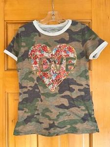 Girls' Size 8 Mudd Short Sleeve Camo Shirt, Says "Love" - Picture 1 of 3