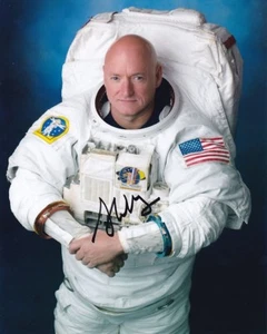Scott Kelly Signed Autographed 8x10 NASA Astronaut Photograph - Picture 1 of 1