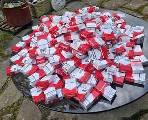 250 leere Zigarettenschachteln ohne abschreckende Bilder rot/weiß Schachtelkranz - Bild 1 von 6