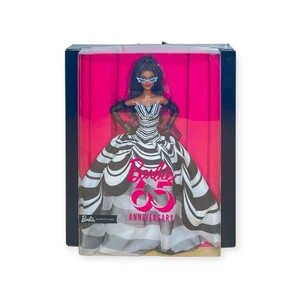 Mattel Barbie Signature HRM59 65 Jahre Jubiläumspuppe – Limitierte Sammler-Puppe - Bild 1 von 2