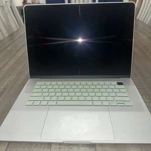 Apple 2024 MacBook Air 15-calowy układ M3, pamięć 24 GB, 1 TB SSD, opieka Apple, - Zdjęcie 1 z 13