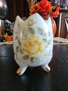 Egg Shaped 3-Footed Vase Yello Roses Hand Painted Gold Trimmed 3-1/2" Tall Japan - Picture 1 of 8