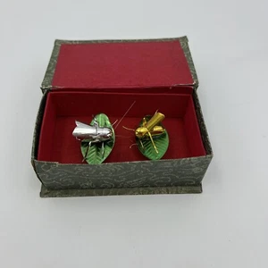 2 Vintage chinesische tanzende Grillen Gold Silber beweglich auf grünen Metallblättern Box 70er - Bild 1 von 4