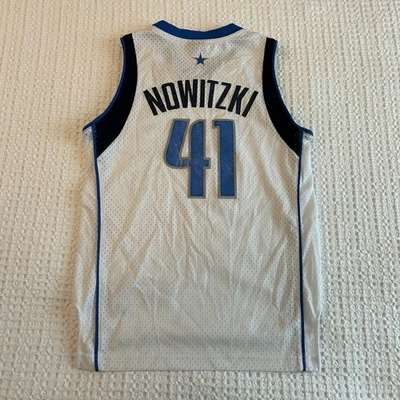 Camiseta deportiva de los Dallas Mavericks para niños mediana de baloncesto de la NBA Dirk Nowitzki Reebok Foto 1 de 4