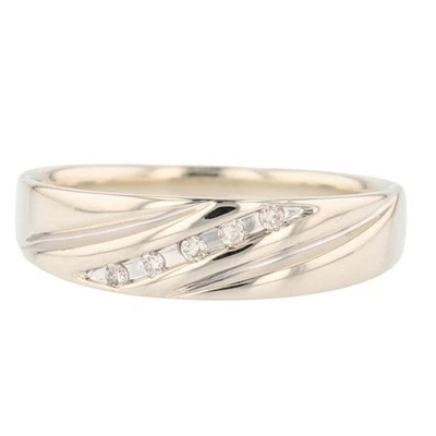 Anillo de alianza de boda de oro blanco de 10 k con conjunto de canales diagonales de diamantes de 0,06 quilates talla 10 Foto 1 de 4