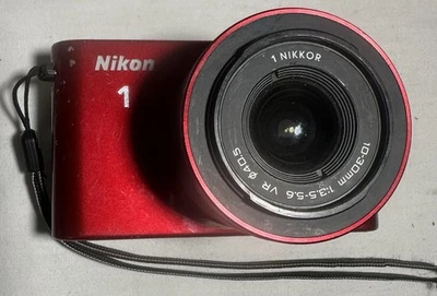 Cámara digital Nikon 1 J1 D33697 - roja con lente Nikkor VR 10-30 mm sin probar Foto 1 de 4