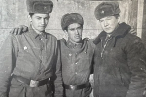 Foto de colección de chicos guapos abrazando a hombres jóvenes cariñosos soldados ejército URSS - Imagen 1 de 3
