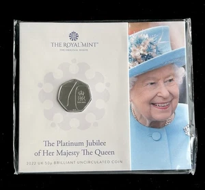 Moneda de 50 peniques del Jubileo de Su Majestad la Reina 2022 Royal Mint paquete sellado - Imagen 1 de 2