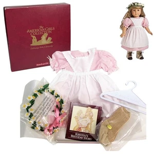 American Girl Pleasant Company KIRSTENS BIRTHDAY OUTFIT Apron Dress Wreath & Box - Picture 1 of 9