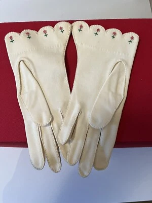 Vintage Womans Embroidered Gloves, White with Pink Flowers size 7 - Image 1 of 4