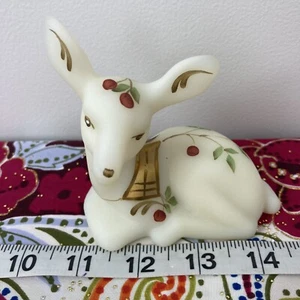 Ciervo acostado de vidrio Fenton firmado S. Bryan diseño de bayas gemelas pintado a mano - Imagen 1 de 8