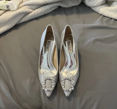 Nuevos tacones Badgley Mischka plateados con adornos de cristal Foto 1 de 4
