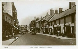 REAL PHOTOGRAPHIC POSTCARD OF FORE STREET, WELLINGTON, (NEAR TAUNTON), SOMERSET - Picture 1 of 2