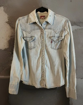 Camisa jeans vintage feminina LEVI’S aba vermelha desgastada pérola encaixe botão para cima tamanho M - Imagem 1 de 4