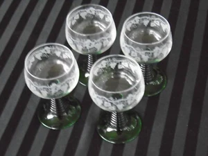 C-961B 4 copas de vino alemanas Roemer verde con tallo de colmena con uvas en relieve - Imagen 1 de 3