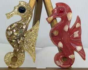 2 Vintage Lucite Erbrochener Stil Seepferdchen hängende Wanddeko rosa hellbraun Glitzer Muschel - Bild 1 von 8