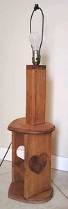 Holz Tischlampe Herz ausgeschnitten Handarbeit mit Ablagen 1978 - Bild 1 von 12