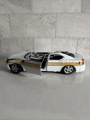 定制 1: 18 伊利诺伊州警察道奇充电器 Wrecked Squad 汽车 — 第 1/4 张图片