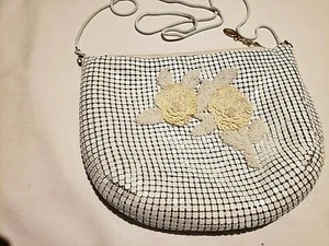 Vintage Handtasche/Abendtasche weiß Aluminium Netz Blumenfolge mit Schlangenkette - Bild 1 von 5