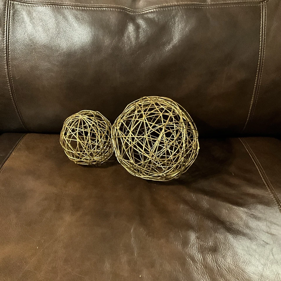 Juego de dos esferas de alambre de metal dorado para decoración del hogar Foto 1 de 1