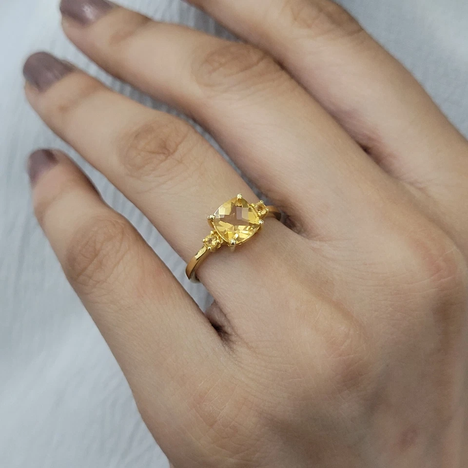 Anillo de aniversario de plata de ley 925 con cojín de citrino dorado Foto 1 de 4