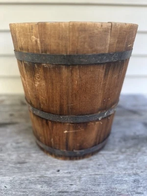 Cubo vintage de doble cara de molino de madera primitivo grano medida seca granja con bandas Foto 1 de 4