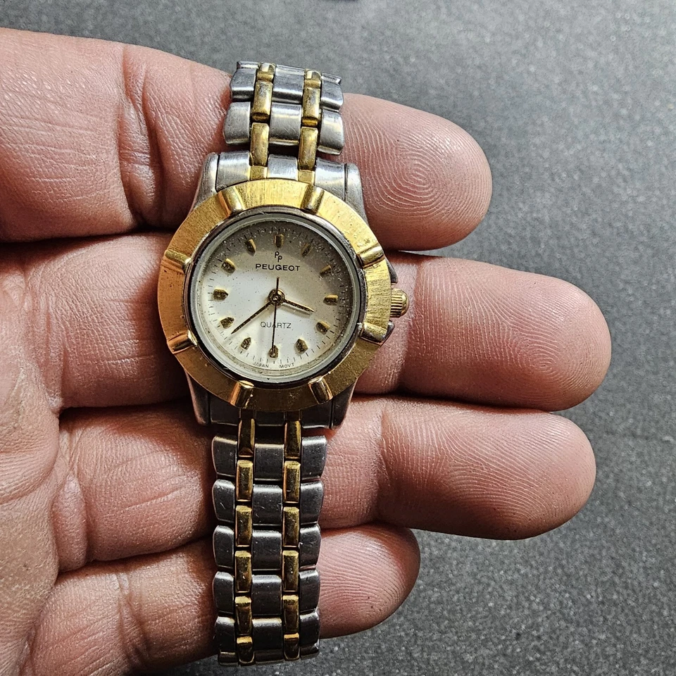 Reloj de moda de cuarzo Peugeot para mujer tono plateado/dorado funcionando  Foto 1 de 4