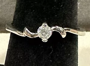 Acero inoxidable - ANILLO de moda circonita cúbica brillante para mujer - Talla 7,5 NUEVO color plata - Imagen 1 de 5