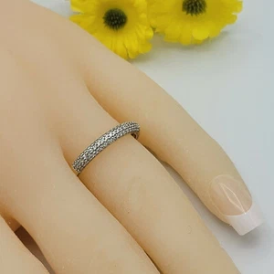 Anillo de banda de hielo de cristales transparentes chapado en oro de 14 K. Joyería laminada de oro para mujer - Imagen 1 de 4