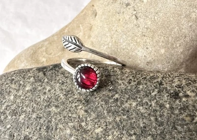 Anillo ajustable de plata 925 envolvente con diseño de piedra y hoja granate Foto 1 de 4