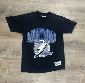 T-shirt vintage The Game NHL Tampa Bay Lightning taglia media nera maglietta hockey - Foto 1 di 8