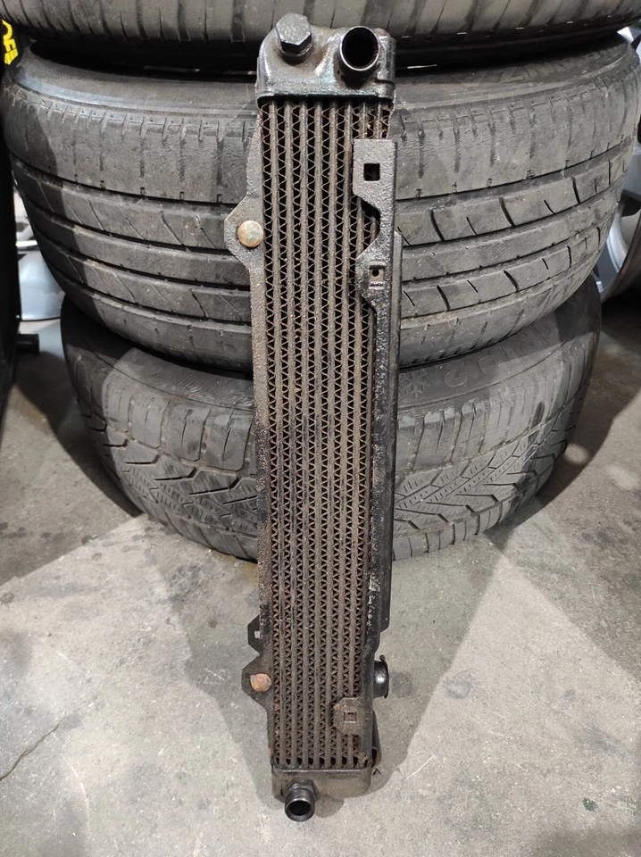 RADIADOR ENFRIADOR ACEITE MERCEDES BENZ W115 240D Foto 1 de 1