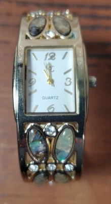 Bisagra de reloj de cuarzo Gold Coast para damas tono dorado con inserción de cristales imitación abulón Foto 1 de 4