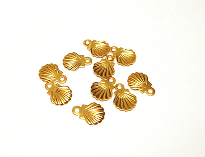 10pz ciondoli mini conchiglia in acciaio inox colore oro 7x6mm bijoux - Immagine 1 di 1