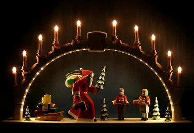 HANDWERKSKUNST AUS DEM ERZGEBIRGE Arco oscillante XXL 90 cm LED Babbo Natale e bambini Striezel scolpito Monti Metalliferi